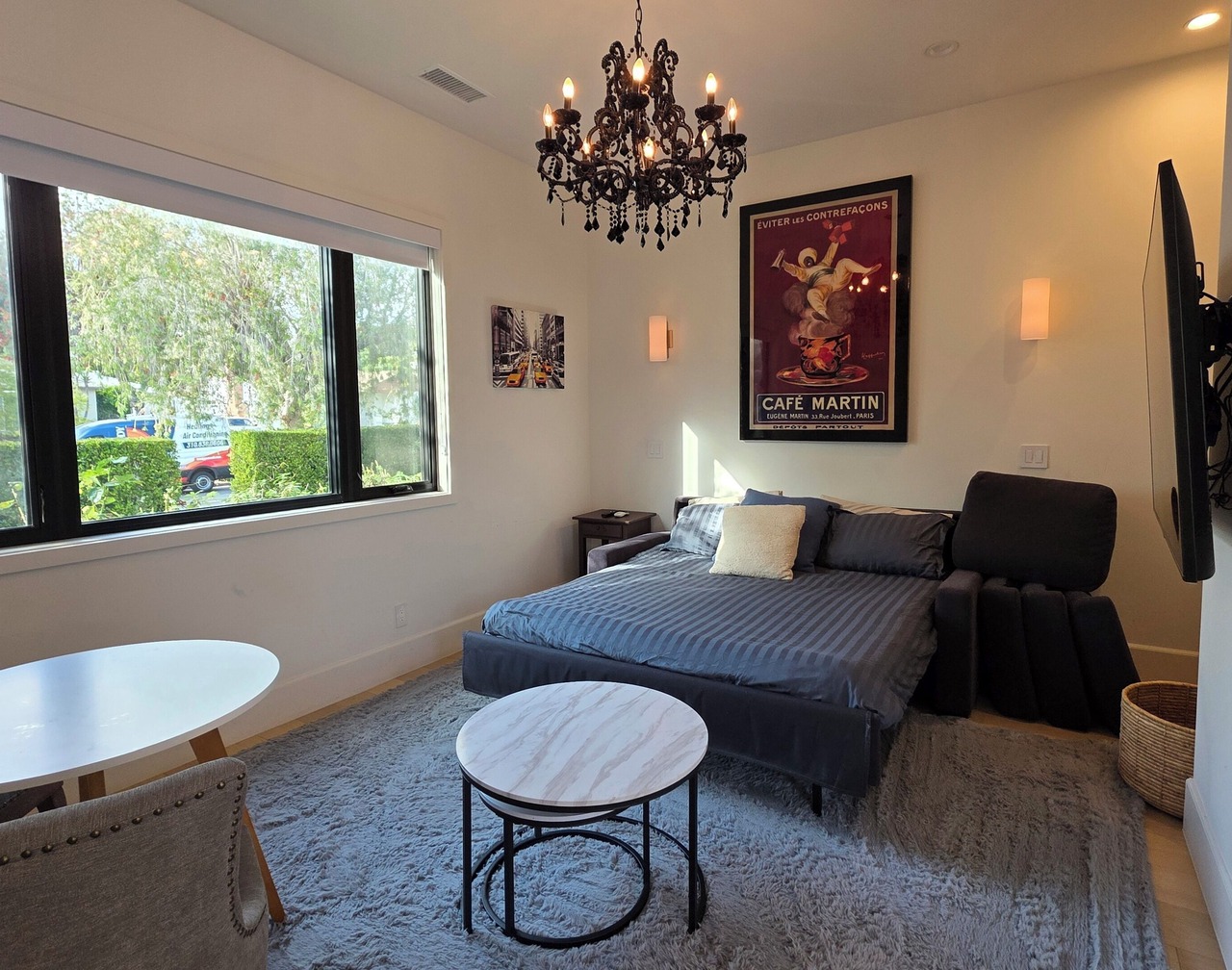 Modern bright & airy studio located in trendy Beverlywood close to Beverly Hills 1