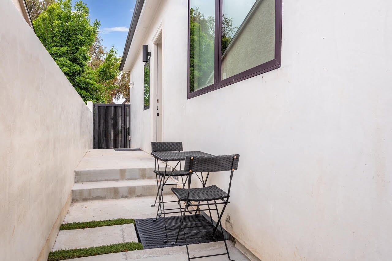 Modern bright & airy studio located in trendy Beverlywood close to Beverly Hills 1