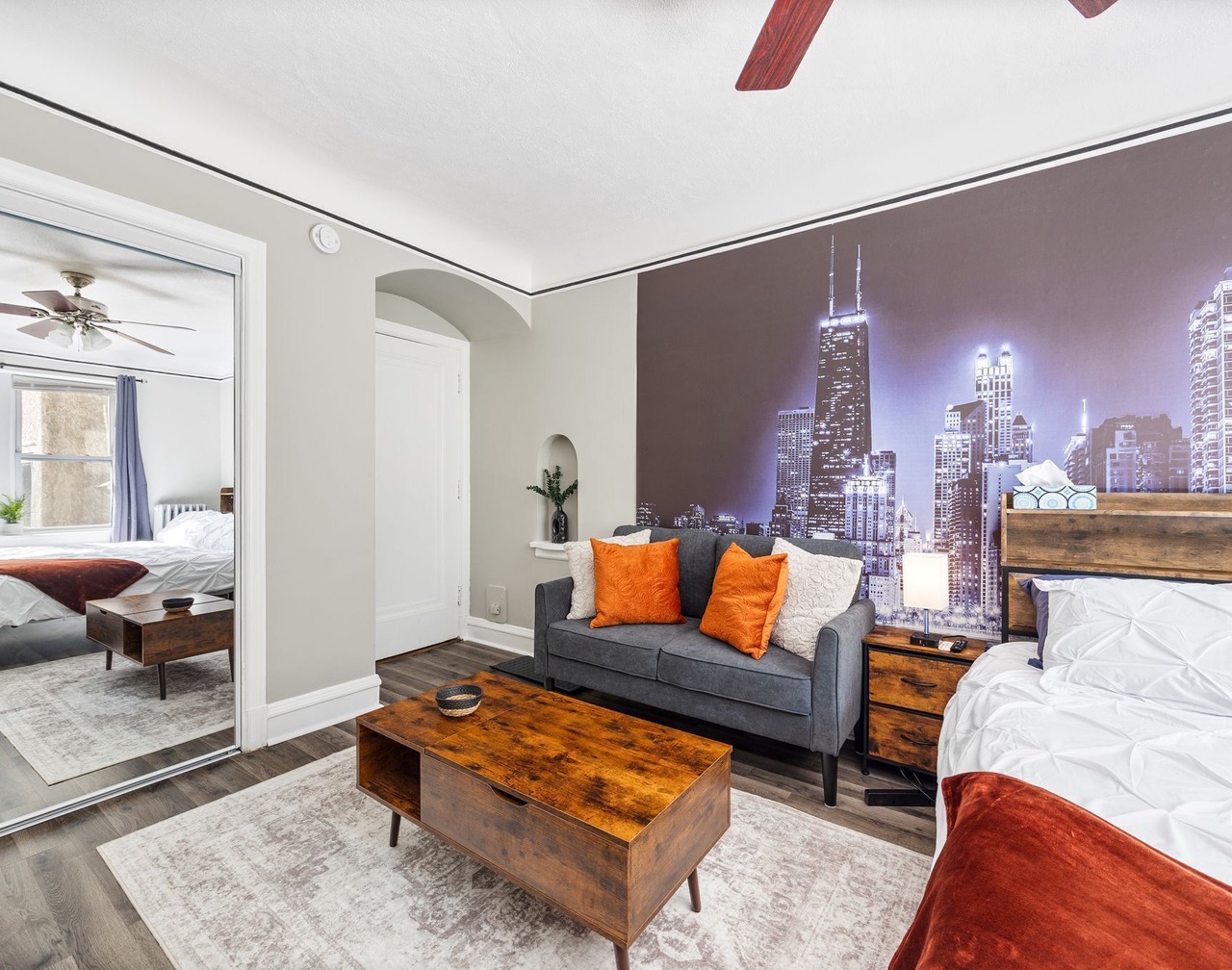 Cozy Extended Stay: King Bed/Fully Equipped/Train 1