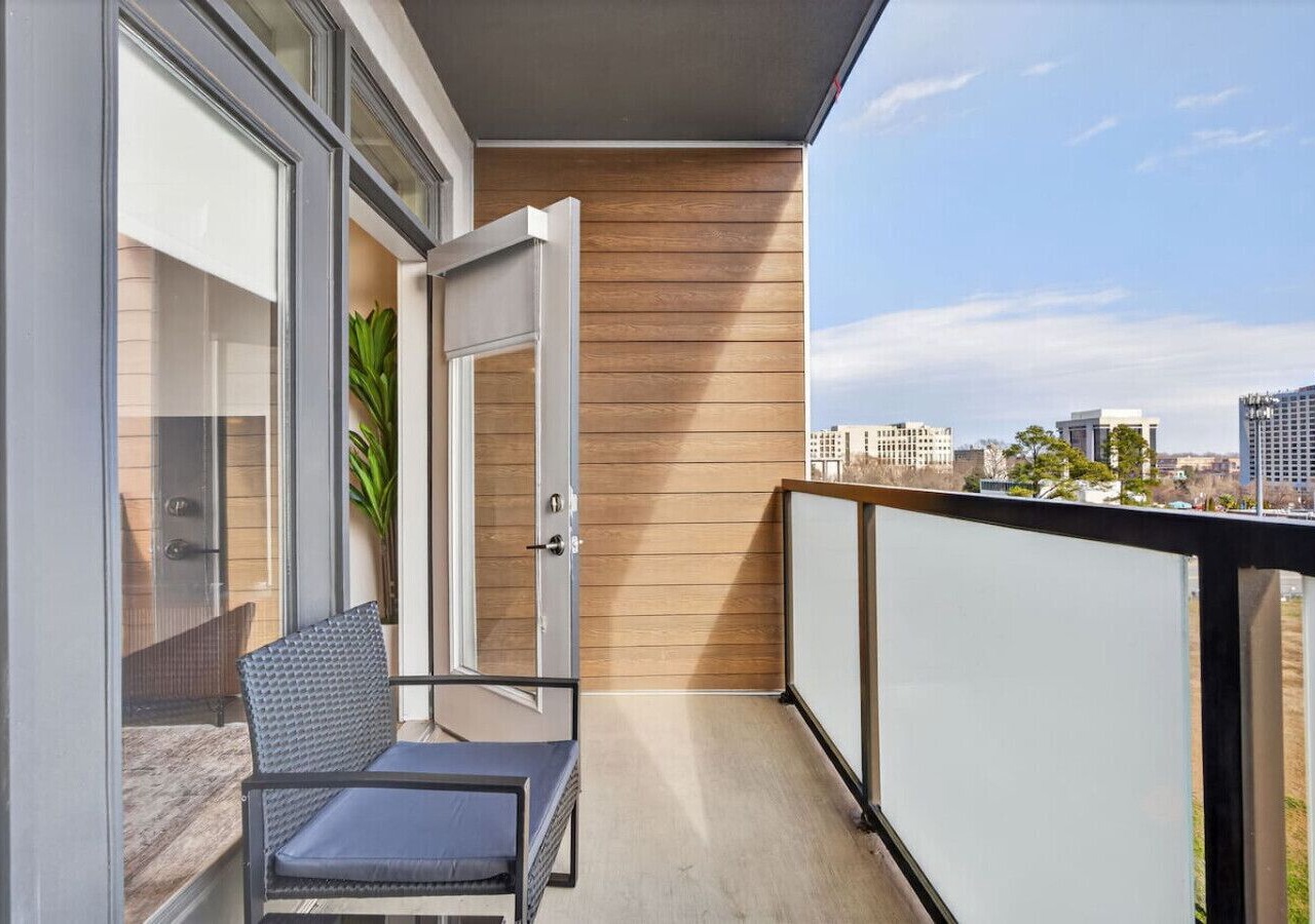 Queen City Breeze - Free Parking, Pool, Walkable 1