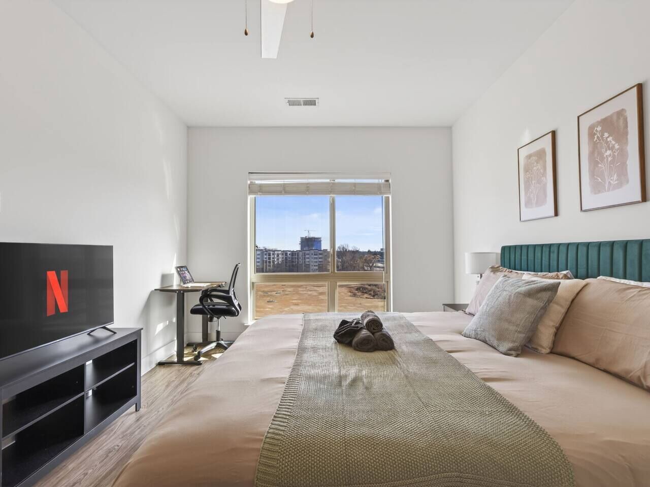 Queen City Breeze - Free Parking, Pool, Walkable 1