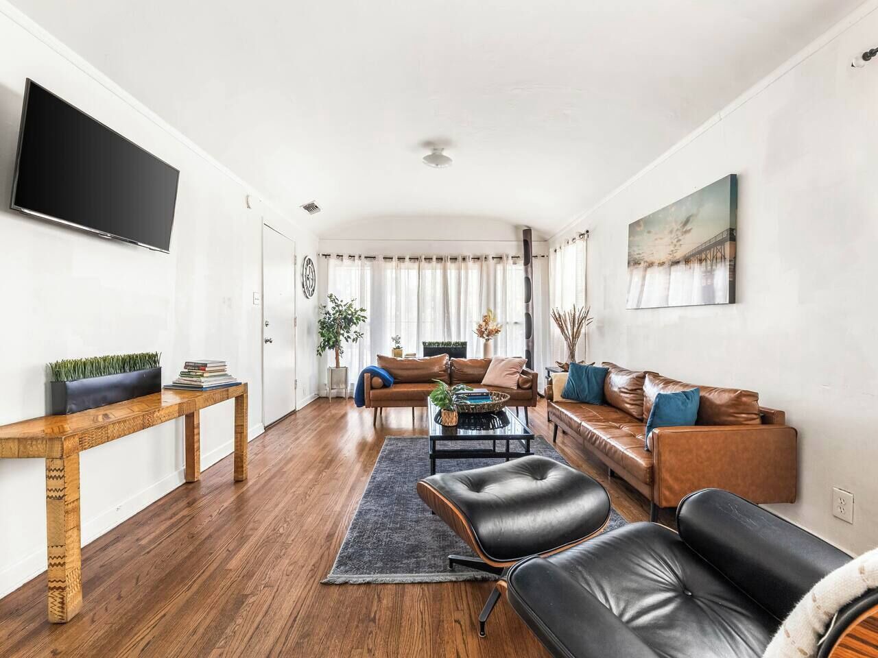 Spacious 4 bedroom home by Melrose and 10 minutes to Hollywood Walk of Fame 1