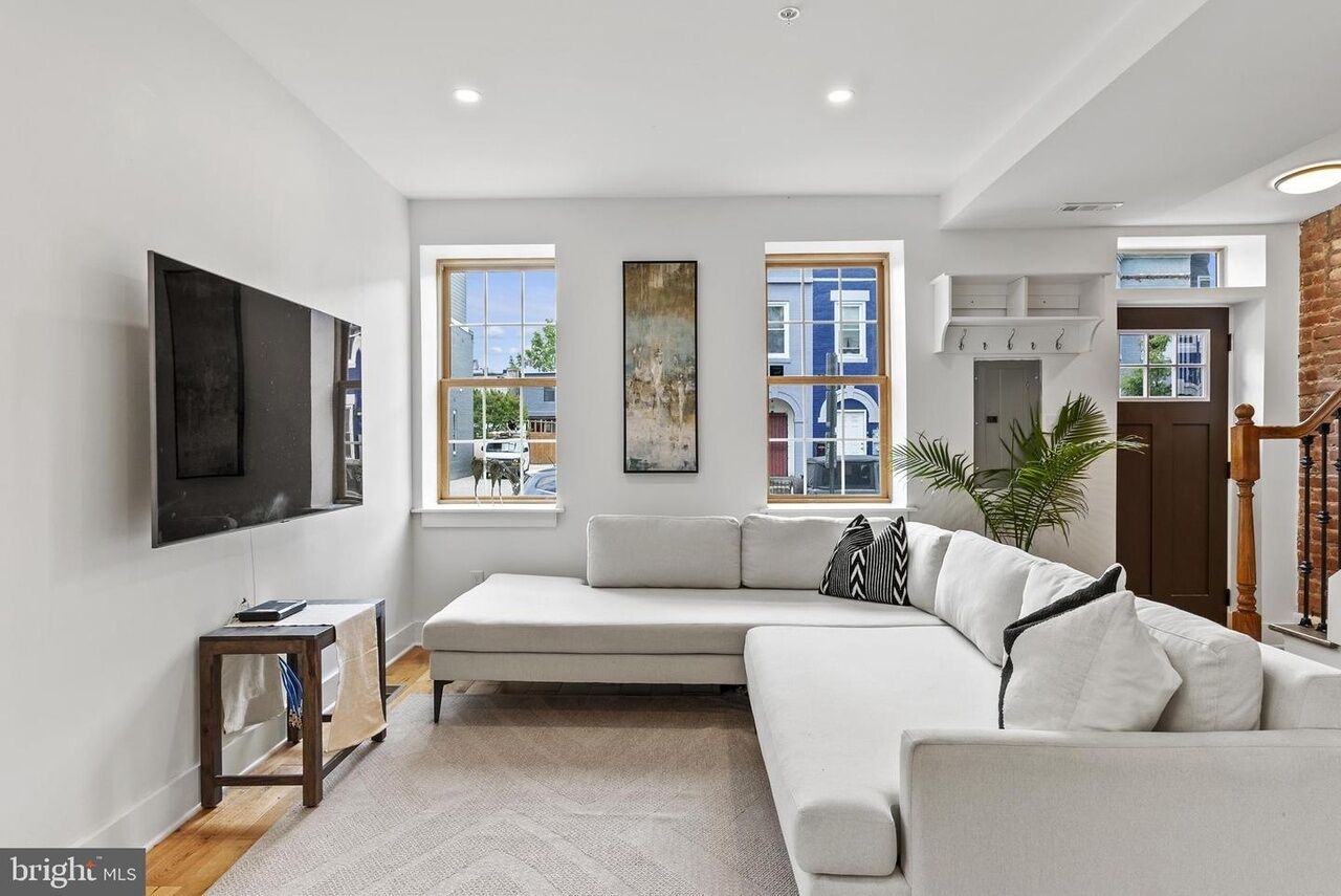 Stunning central 3Br/3ba with parking and deck 1