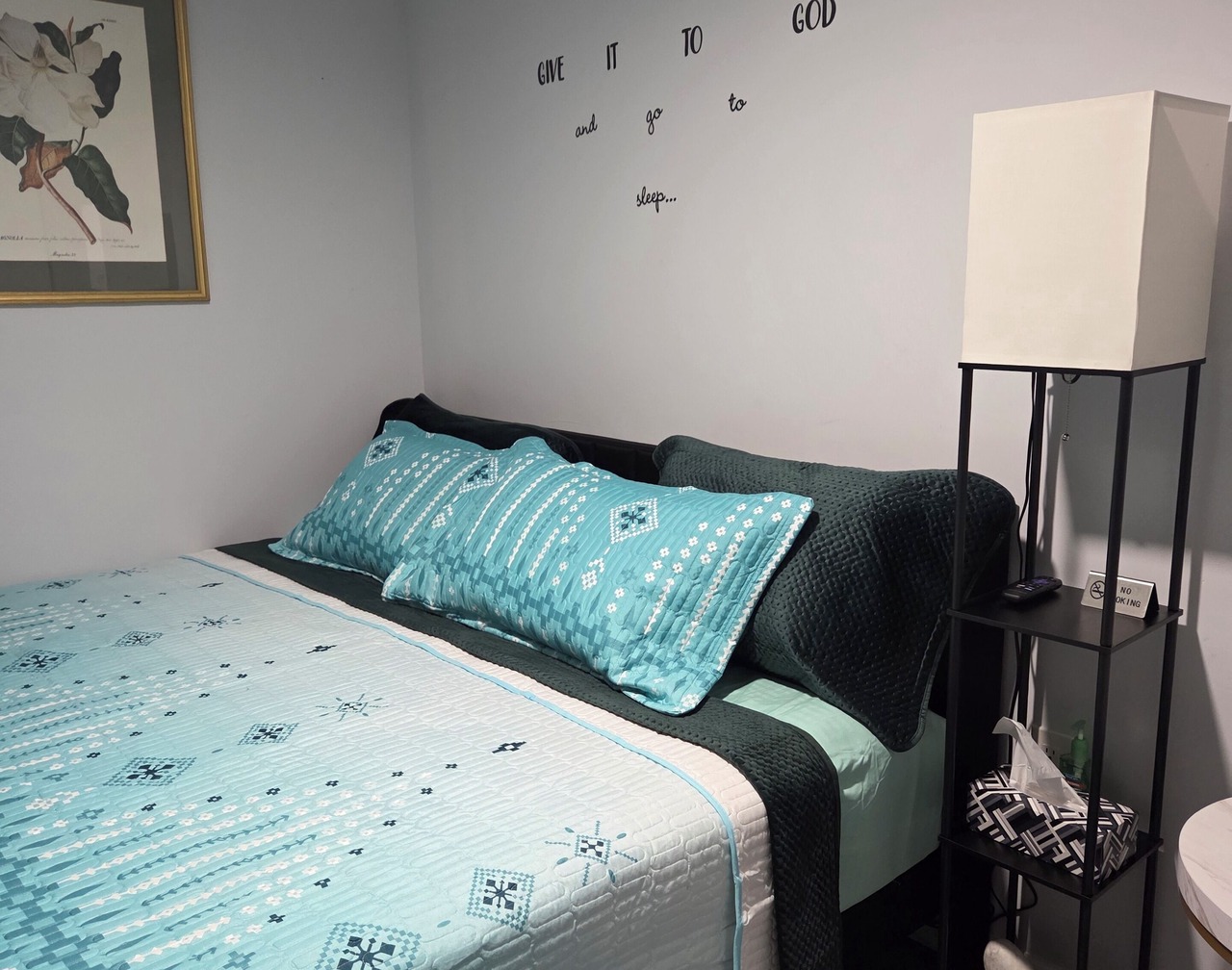 Cozy 1-king size bedroom house in quiet Waterbury with 75" TV in your bedroom. 1