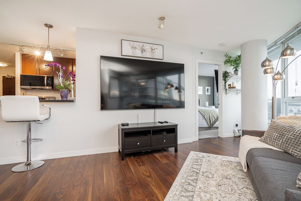 Perfect Vancouver Getaway | Central 2BR/2BA+Sofa Bed 1