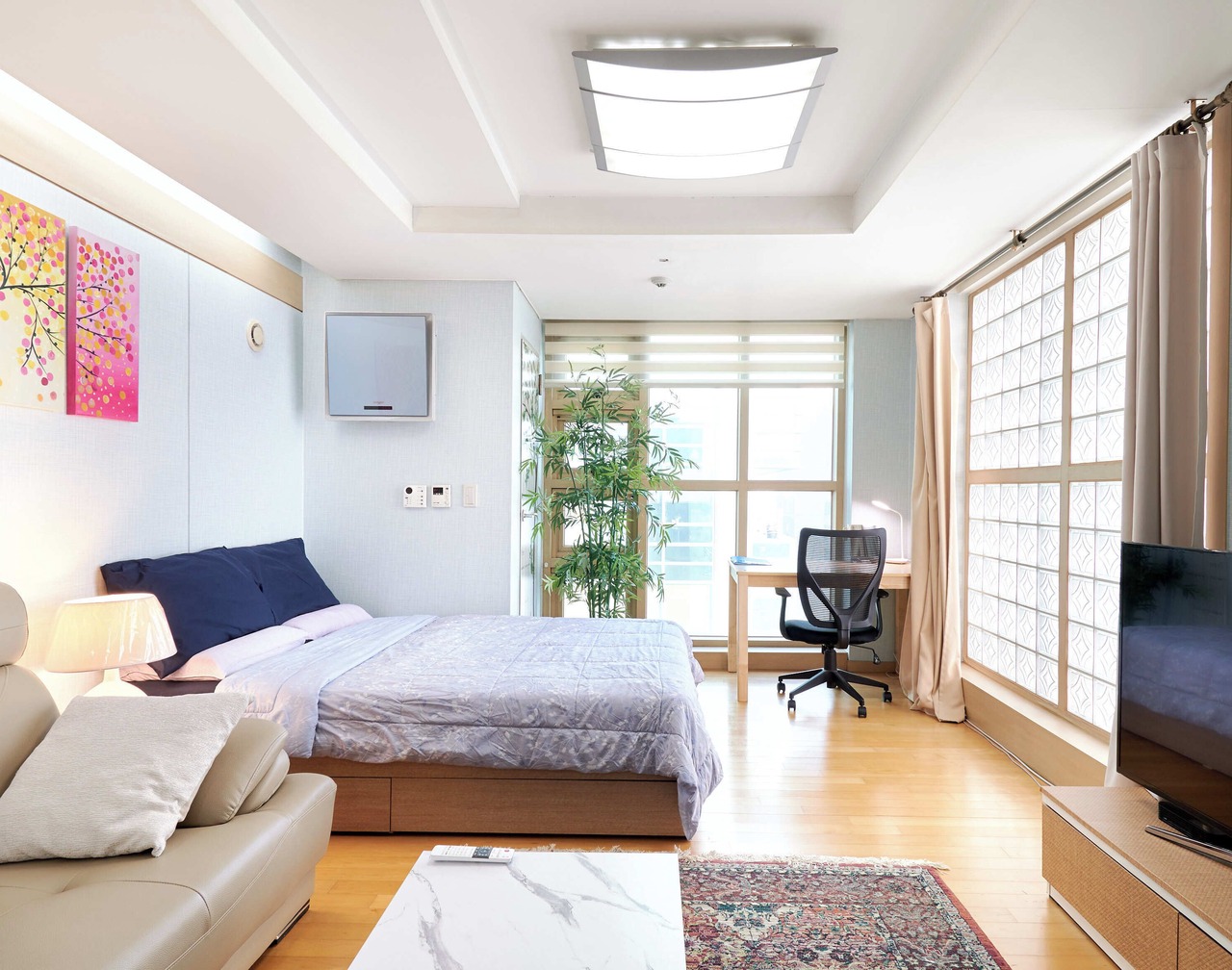 SUPER 1 Bedroom Corner Condo! Best deal in Gangnam with a "Premier Host"! 1