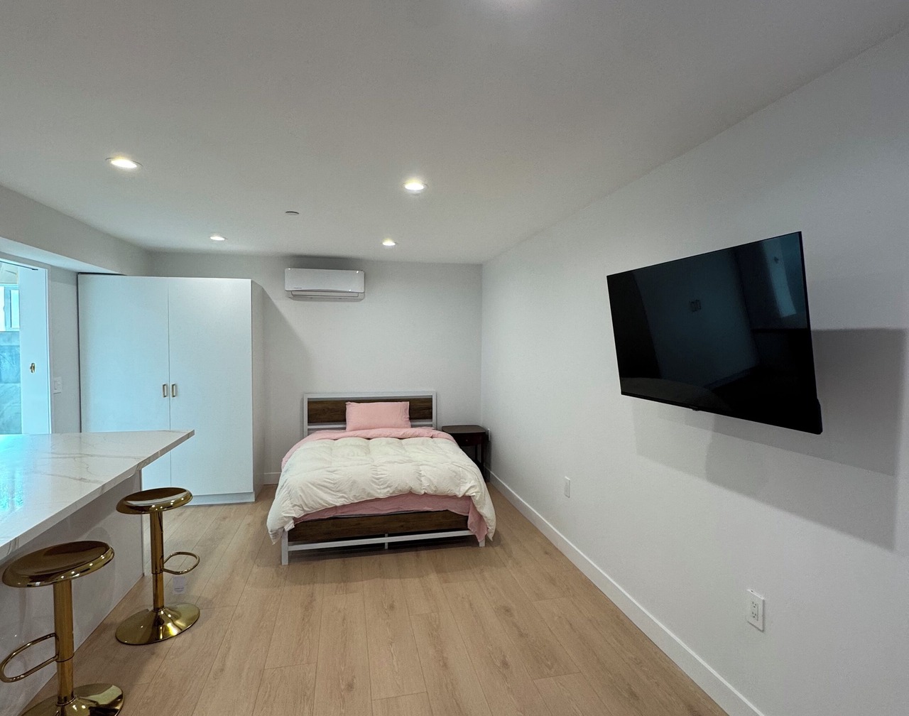 Cozy and Private Studio with Laundry and AC 1