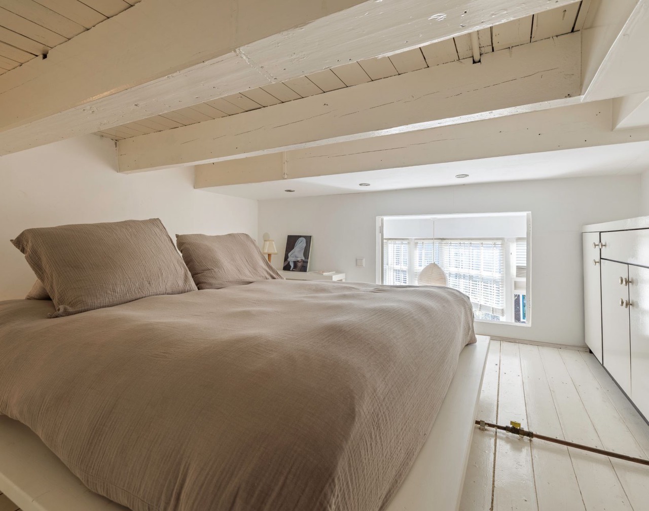 A bright and stylish loft in the heart of Amsterdam, with a cozy interior, plenty of natural light and all the modern conveniences for a relaxing stay in the city. 1