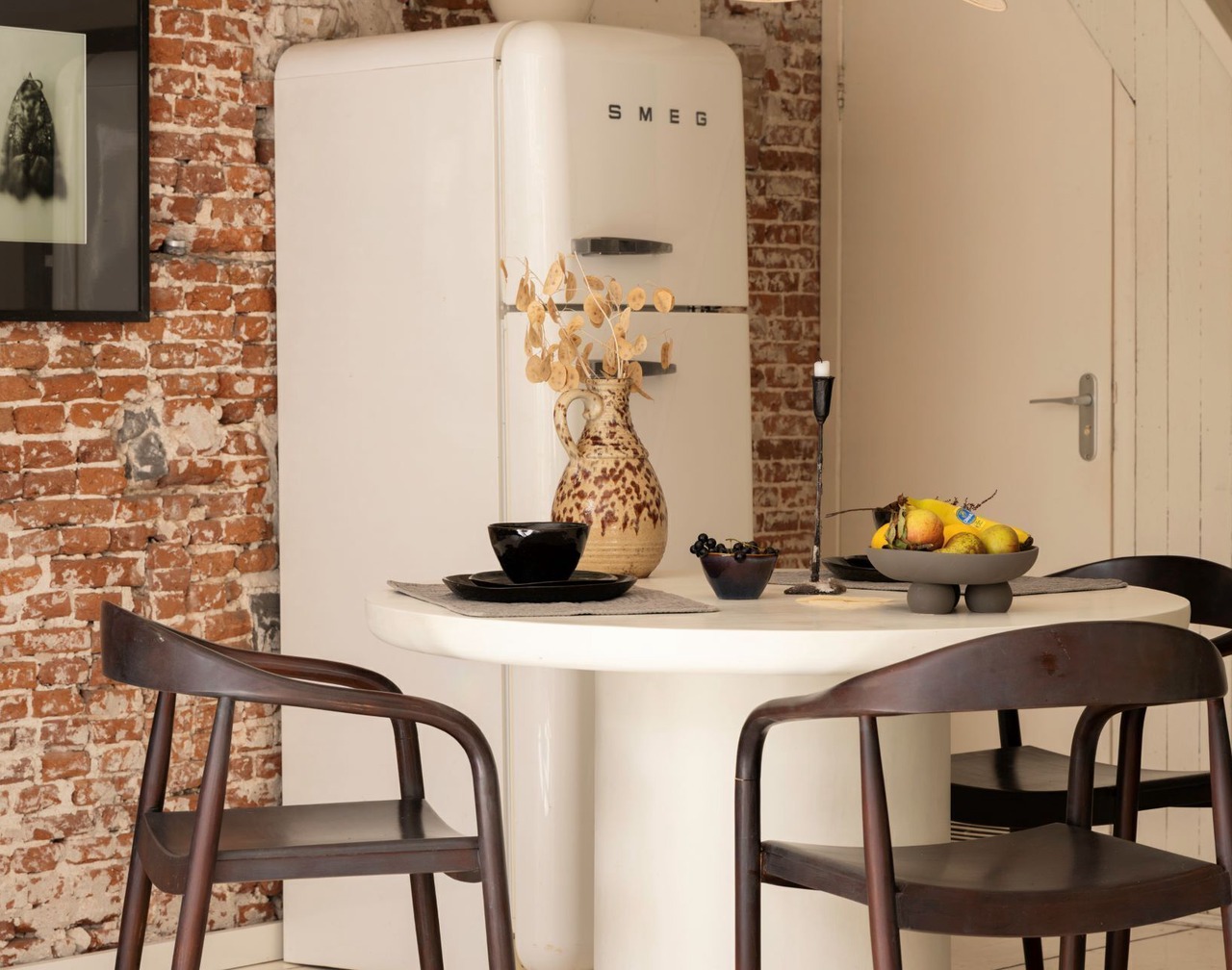 A bright and stylish loft in the heart of Amsterdam, with a cozy interior, plenty of natural light and all the modern conveniences for a relaxing stay in the city. 1