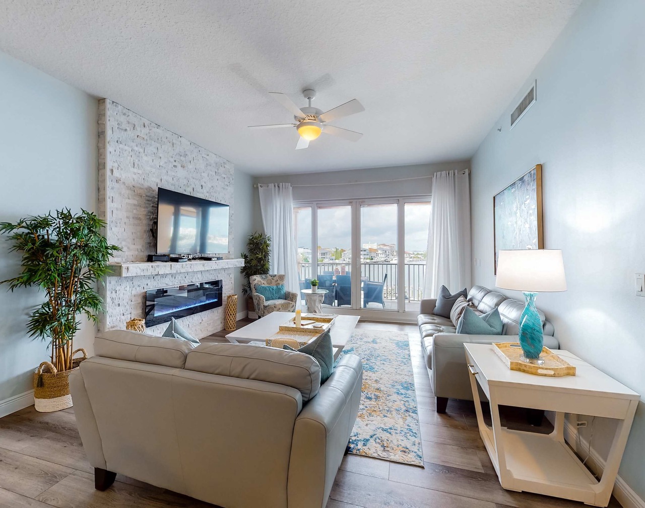 Beautiful condo minutes form beach with WiFi AC and pool One dog OK 1
