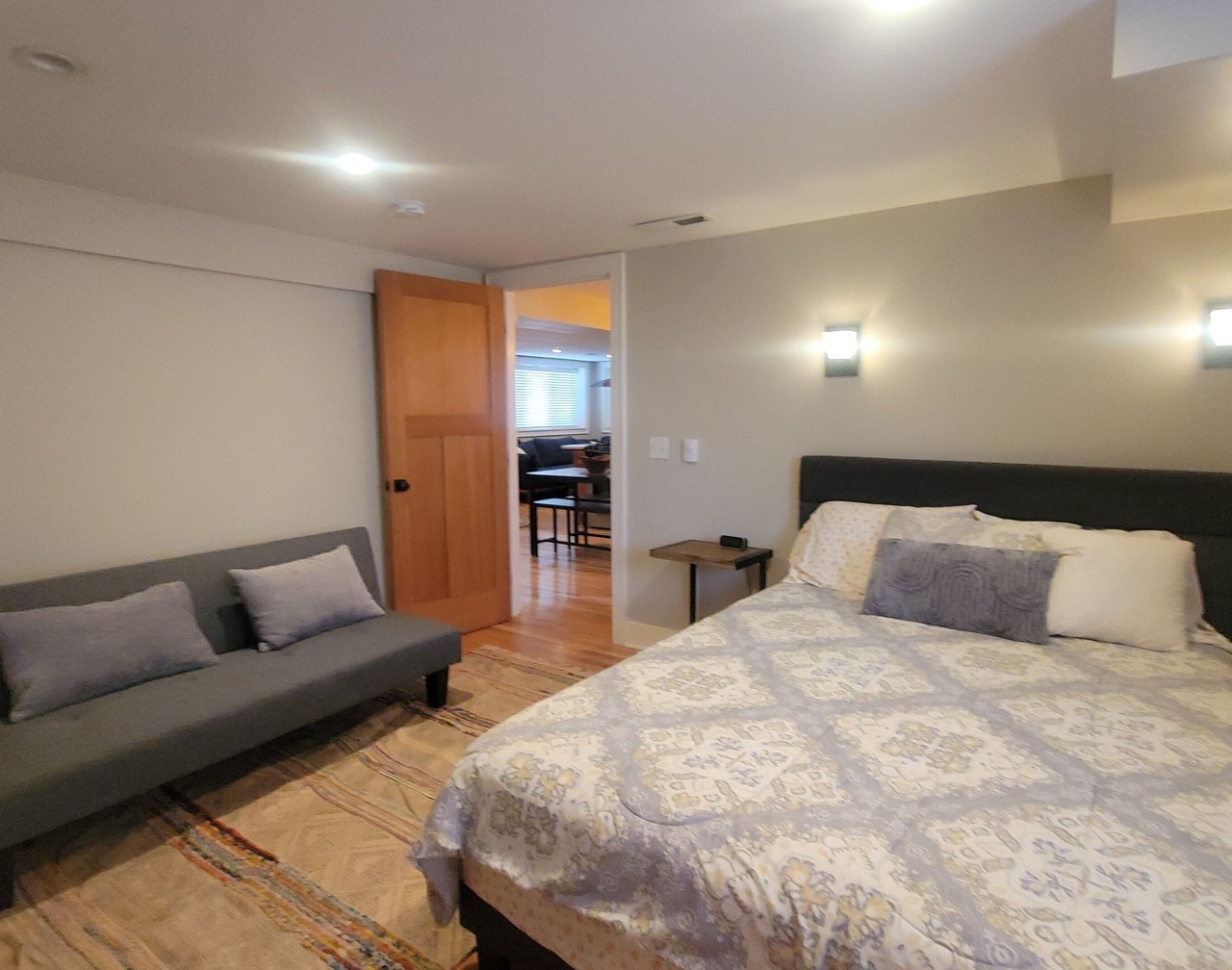Large 2BR Apartment in North Green Lake 1