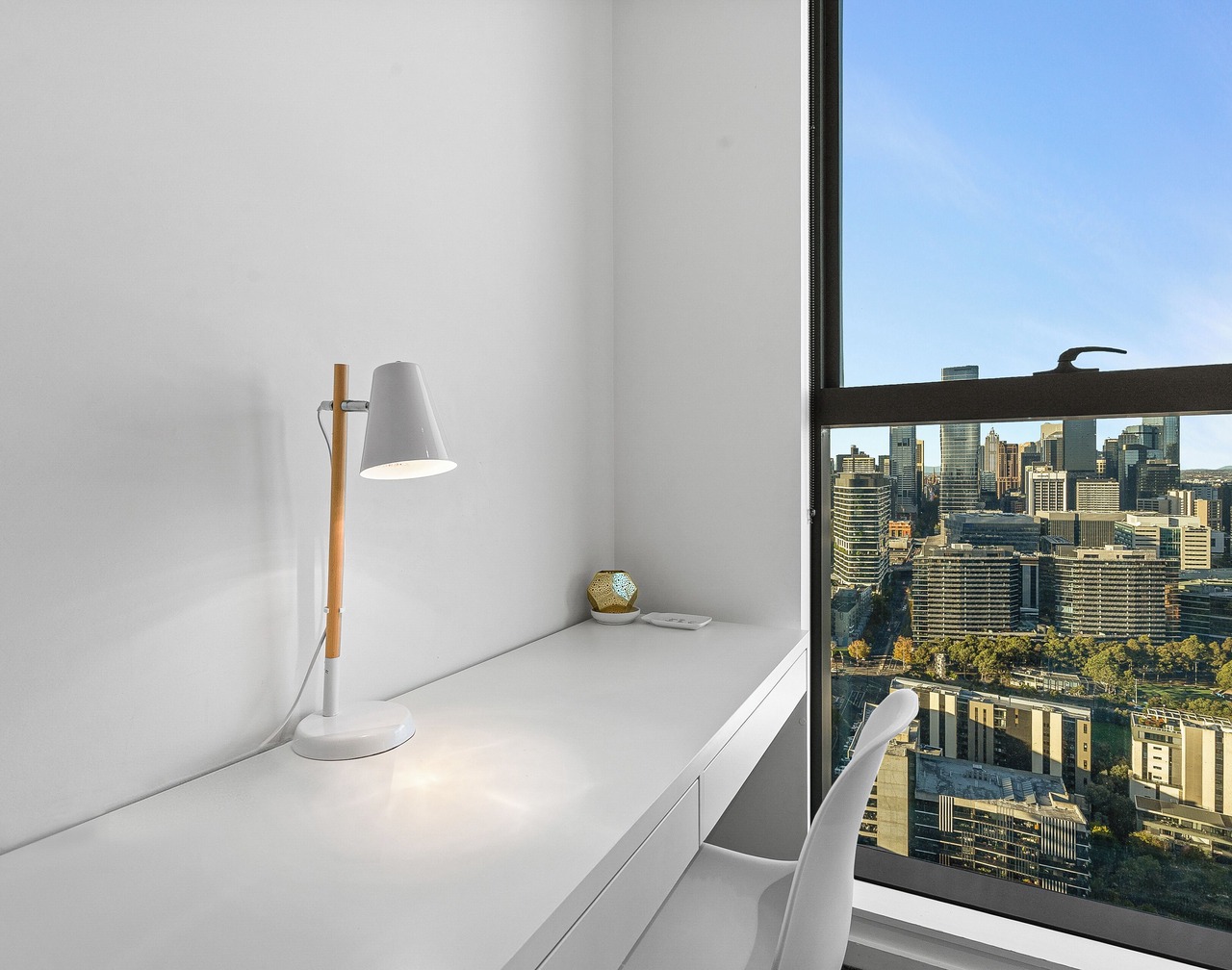 Skyline Dreams: 3BR Luxury Above Docklands / City Views & Pool 1