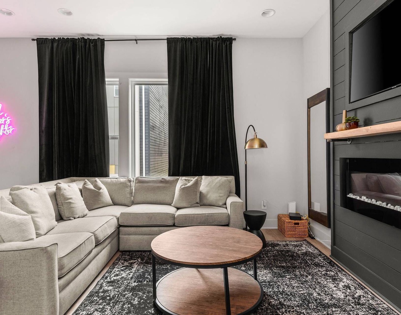CMD ~ 4 Bedrooms ~ Huge Private Rooftop ~ 8 Beds ~ 8 Min to Downtown ~ City Views ~ Garage Parking 1