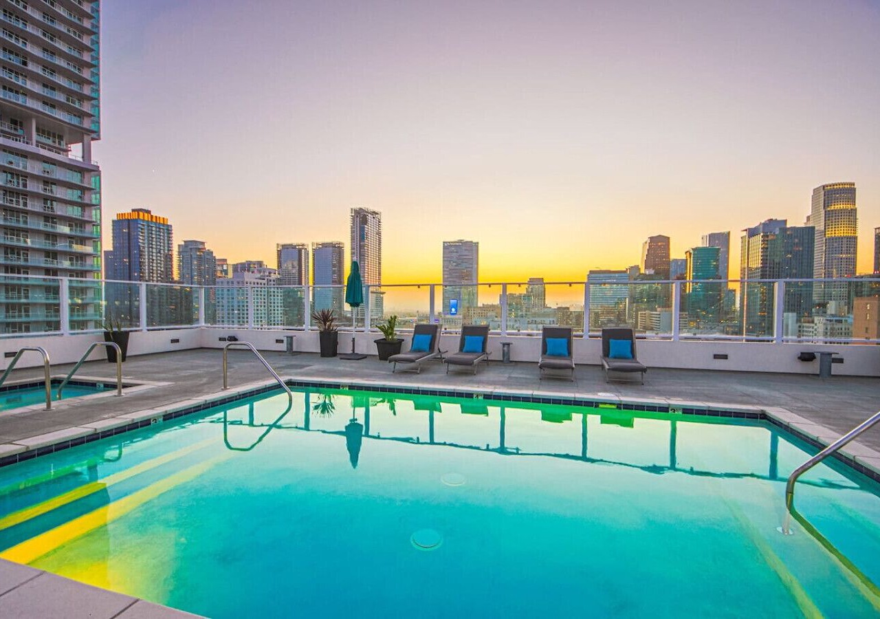 DTLA 2BR | Rooftop Jacuzzi & Sunset Views! 1