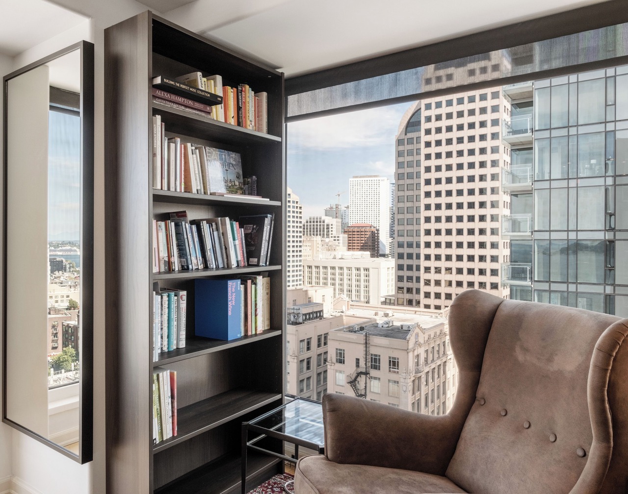 Luxurious 2 Bd in Heart of Seattle + Parkg & Pool! 1
