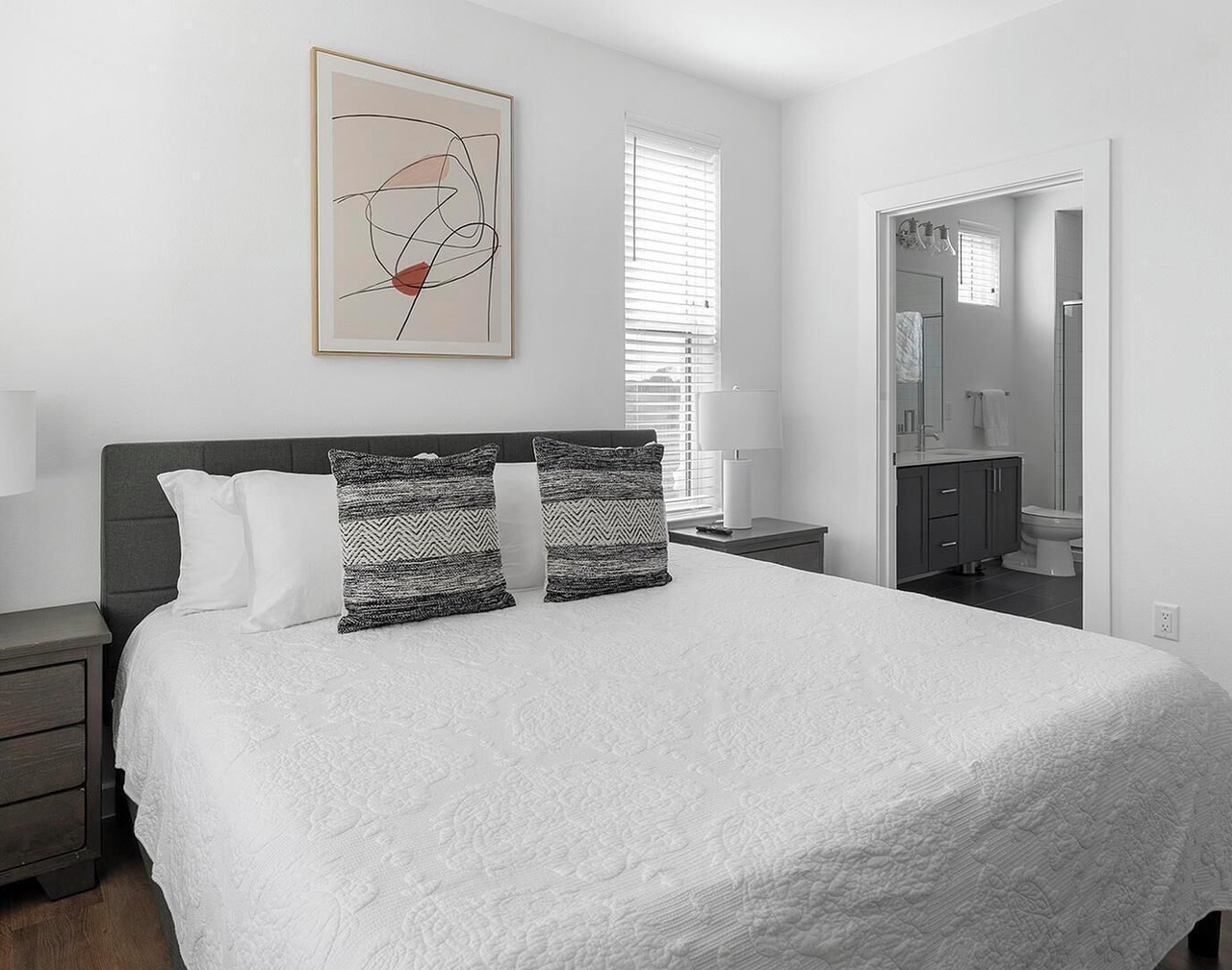 Landing | Chic 2BD, Clubhouse, Pool 1