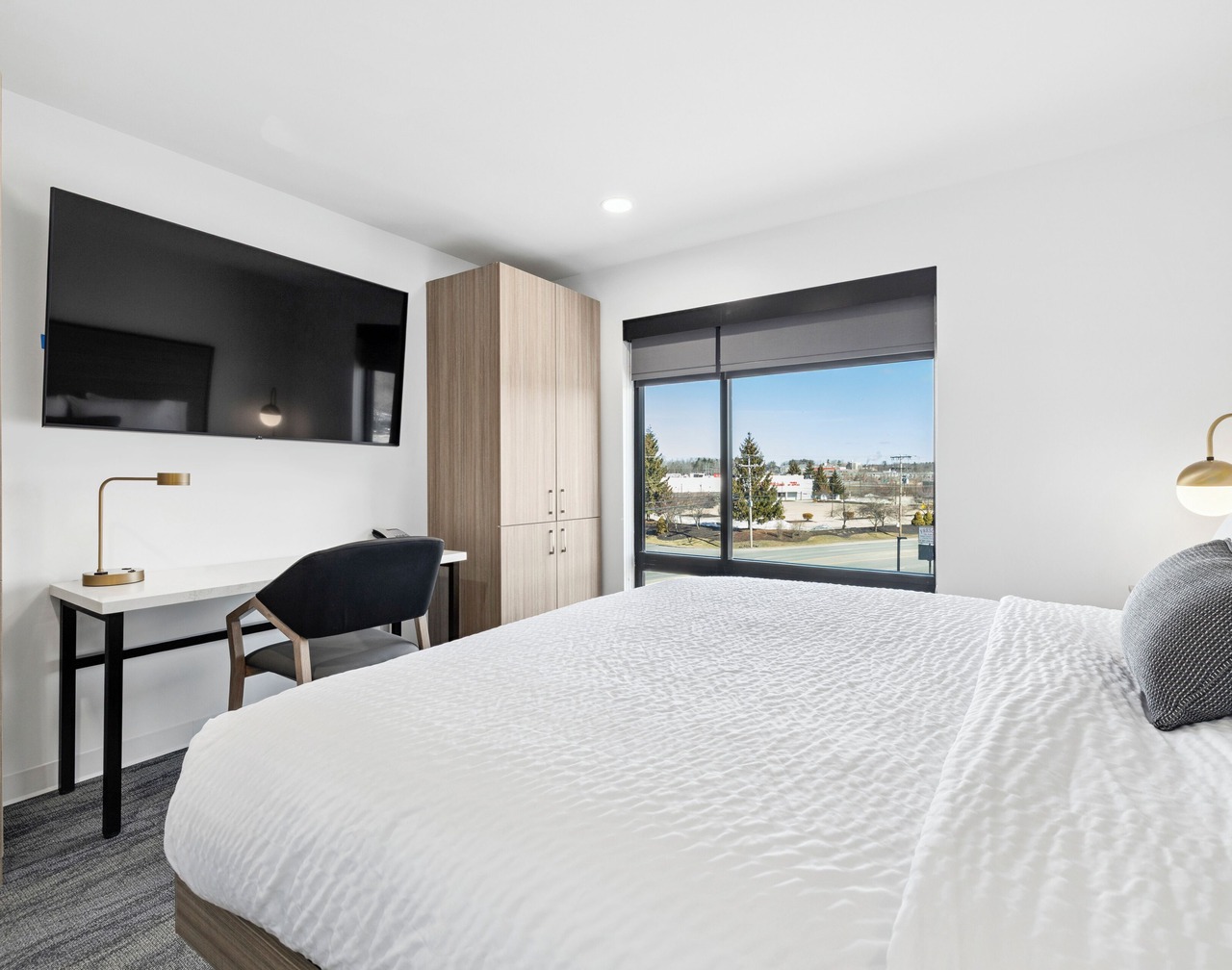 1-bedroom hotel suites in Scarborough with essentially stocked kitchens. 1