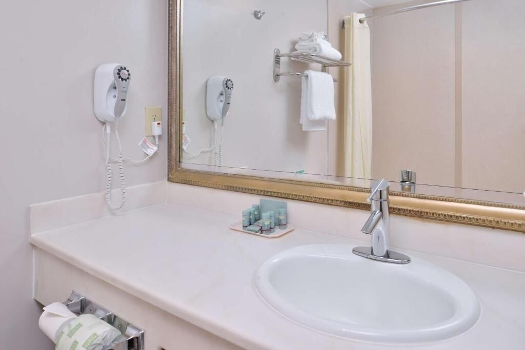 1 King Bed | Near LAX & SoFi Stadium | Gateway to LA Attractions 1
