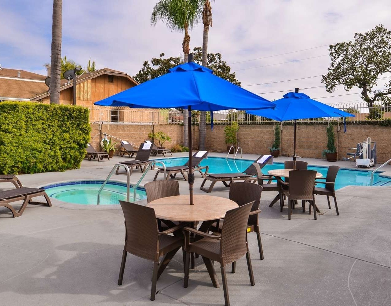1 King Bed | Near LAX & SoFi Stadium | Gateway to LA Attractions 1