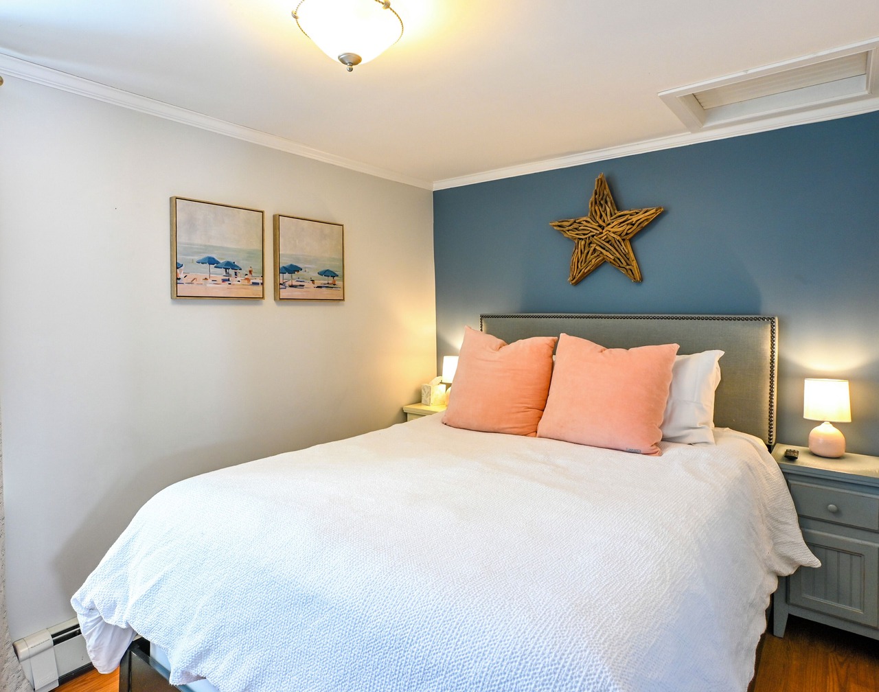 Walk to the Beach from this charming 1 bedroom cottage in Camp Ellis! 1