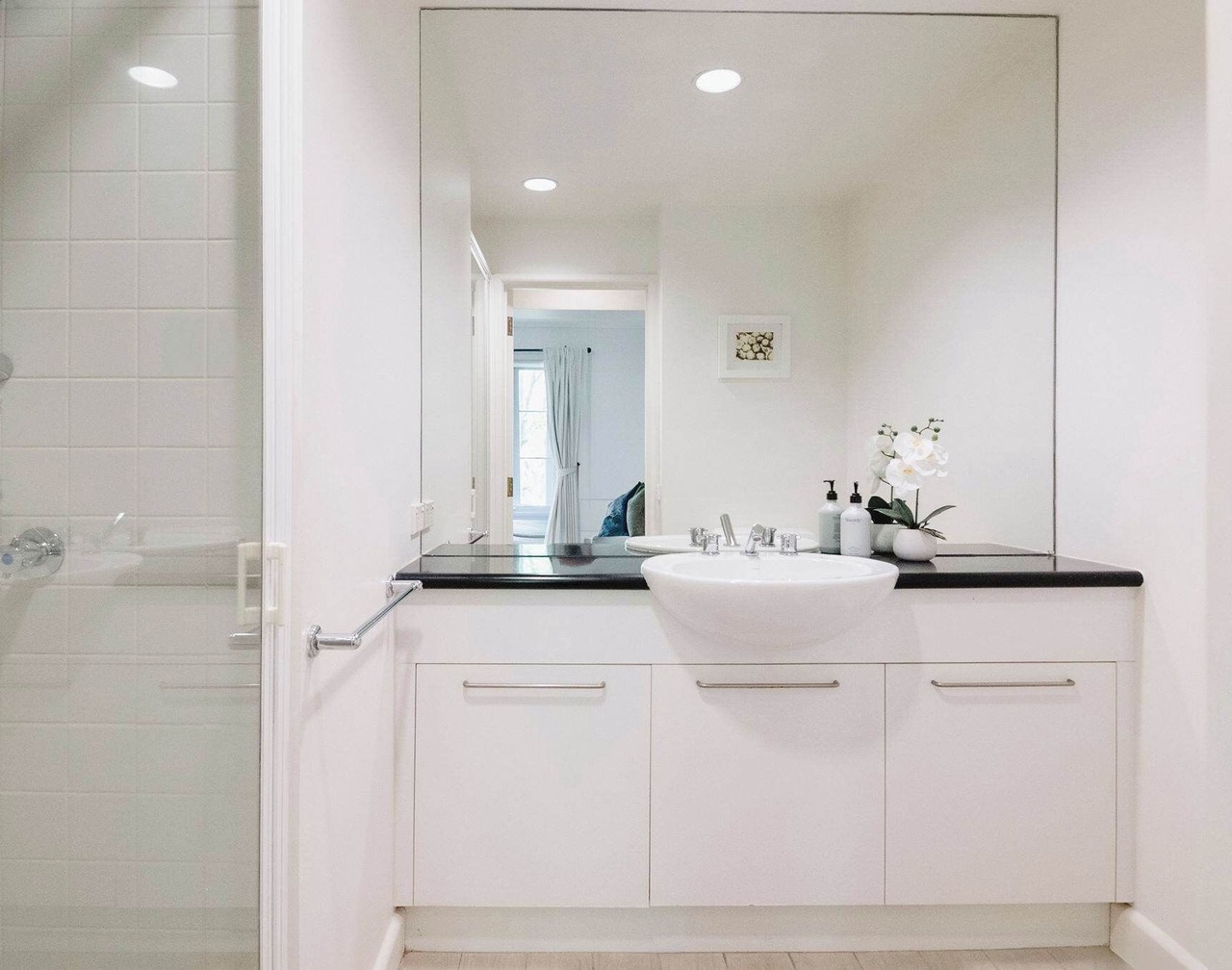Elegant East Melbourne Escape | Pool+Gym+Parking 1