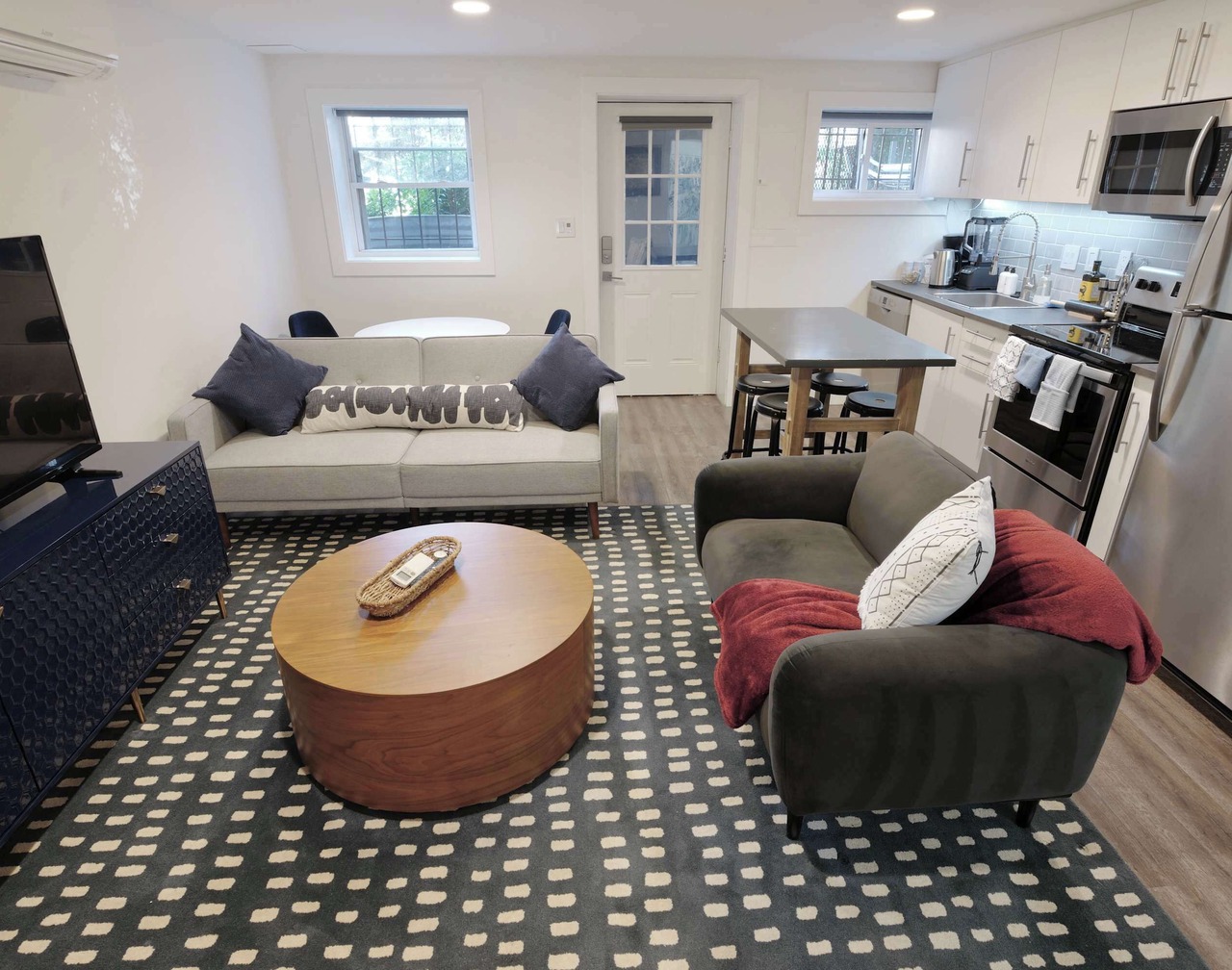 Over On Oak | Walk 2 Metro + PRIVATE PARKING 1