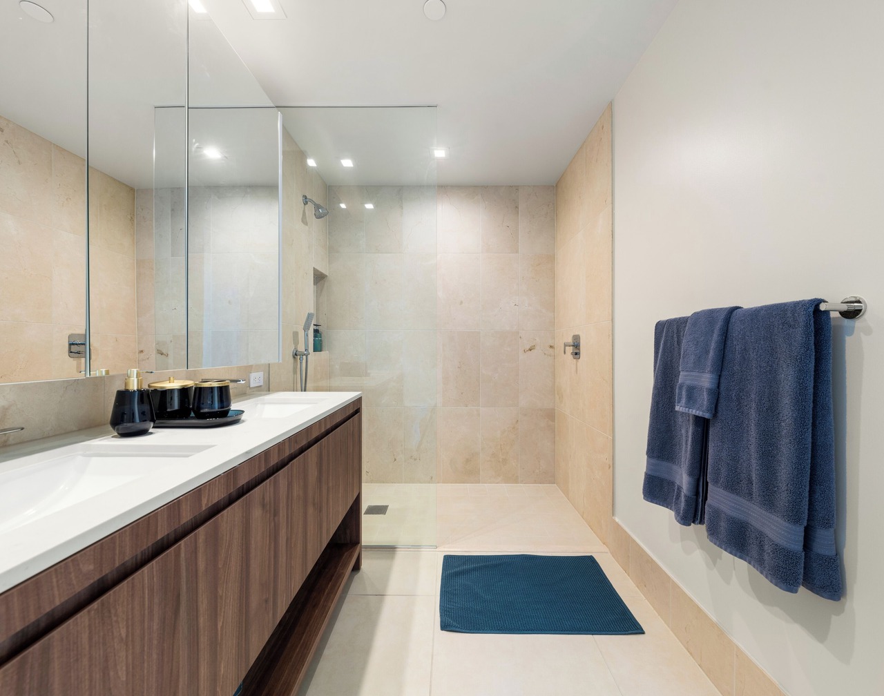 The Sapphire Nest' Luxury Condo Walk to Beach & Pier Rooftop Pool, Gym Parking 1