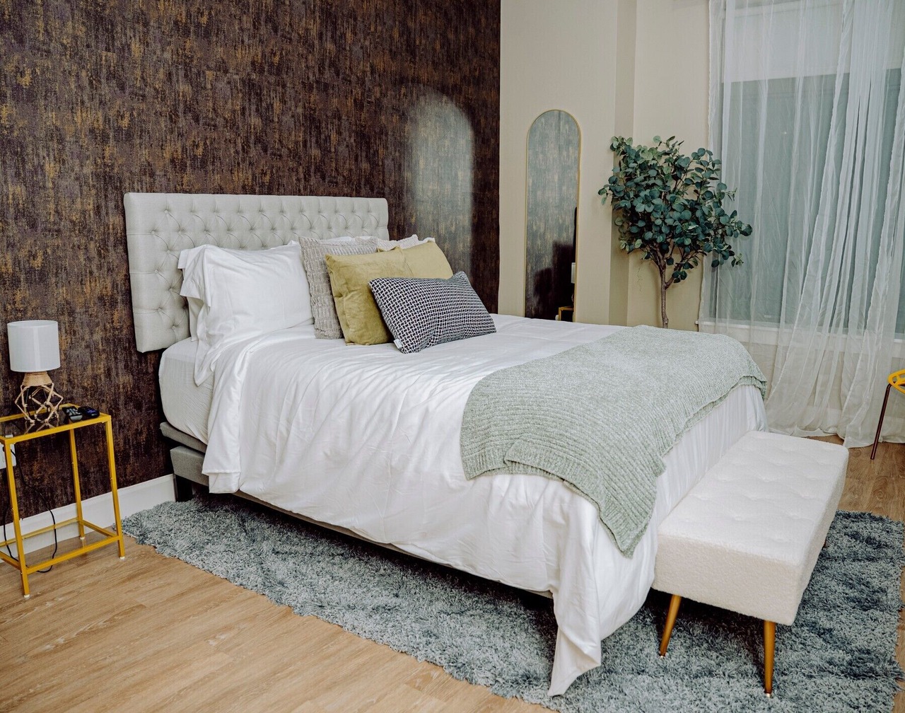 Luxe 2BR Townhouse | Free Parking | Private Entry 1