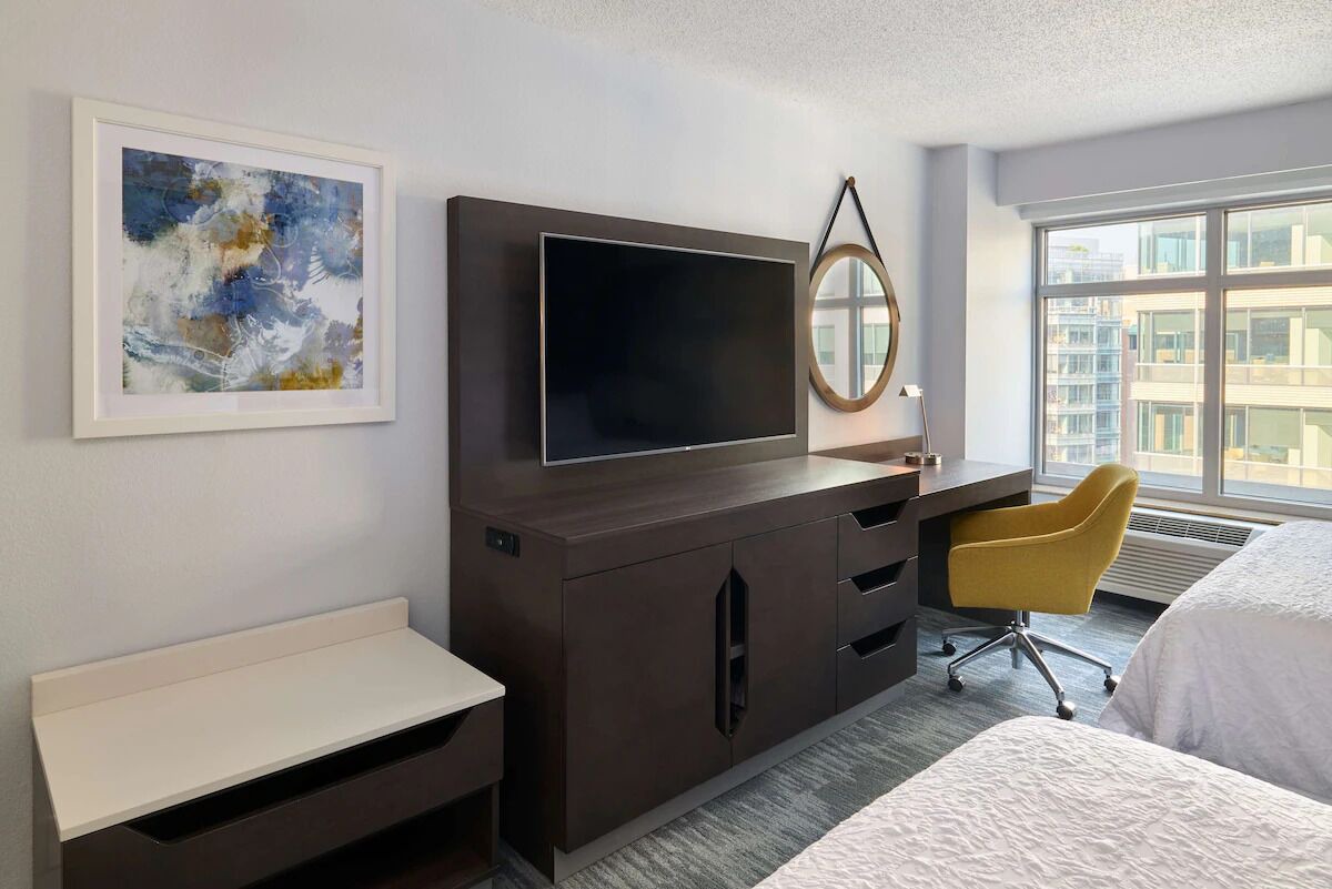 2 Queen Beds DC Downtown Close to White House & Smithsonian Museums Access 1