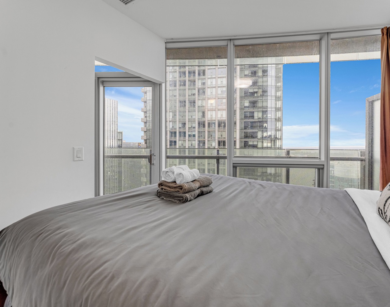 Luxury Sventy Hotel Downtown Toronto| Steps to CN Tower & Waterfront W/Parking 1