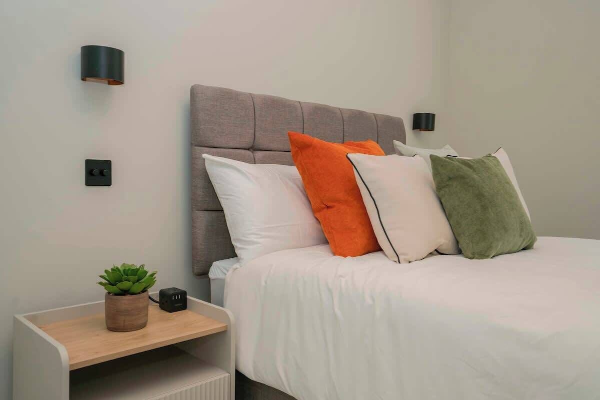 Wimbledon 2BR | Indoor-Outdoor Living & Patio 1