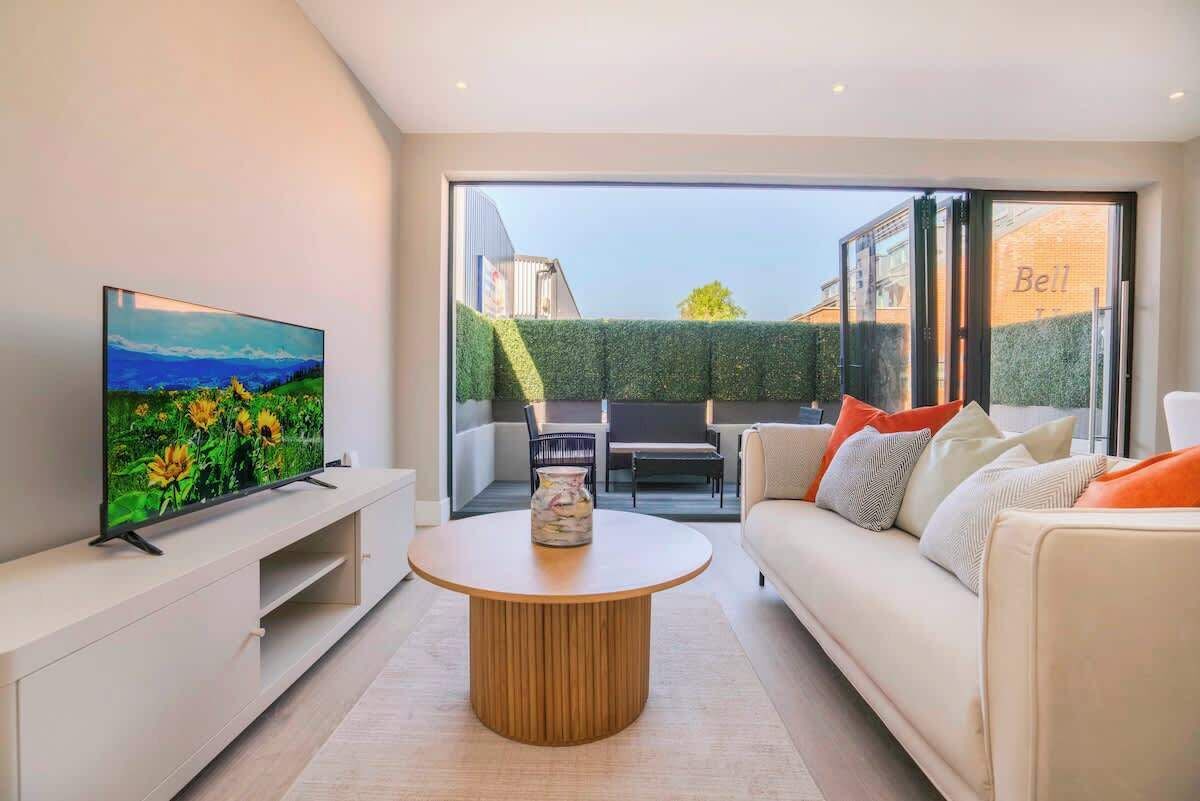Wimbledon 2BR | Indoor-Outdoor Living & Patio 1