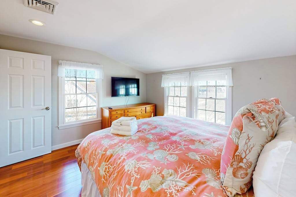 Oceanfront, 2nd-floor condo with stunning view - steps to Bank Street Beach 1