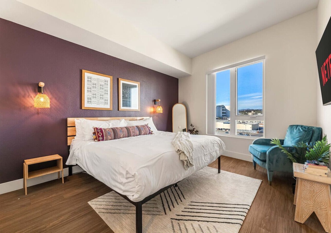 Stylish Haven with Scenic DTLA Views & Parking - Walking to Little Tokyo 1