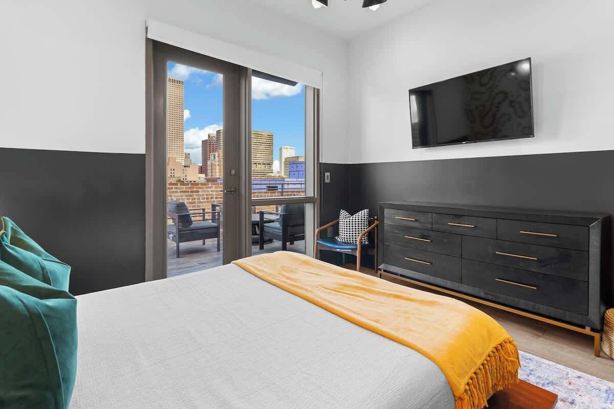Corner Penthouse w/Private Balcony- Hotel 1