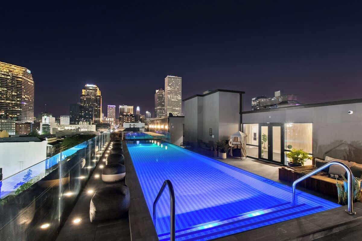 Luxury 2 Bedroom Downtown Suite 1