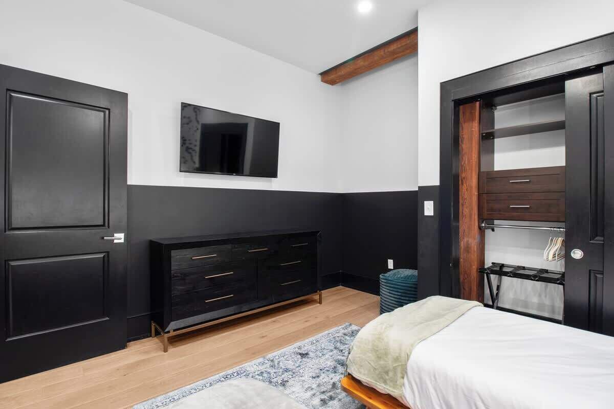 Luxury 2 Bedroom Downtown Suite 1