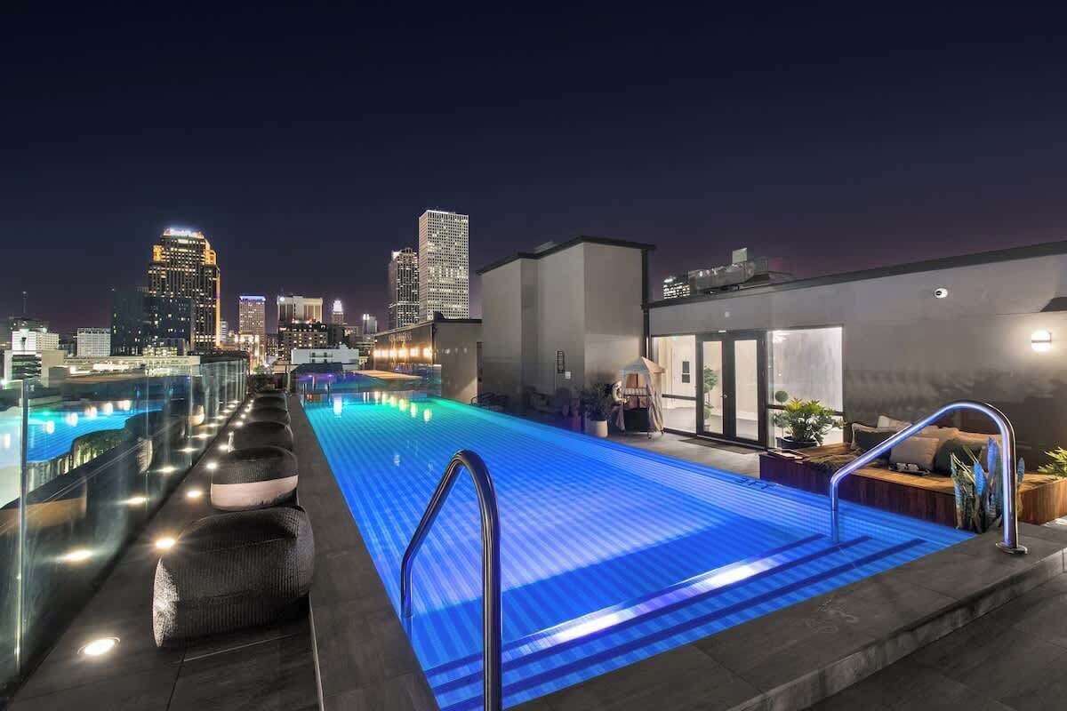 2BR/2BA Rooftop Pool | Gym | Game Room Hotel 1