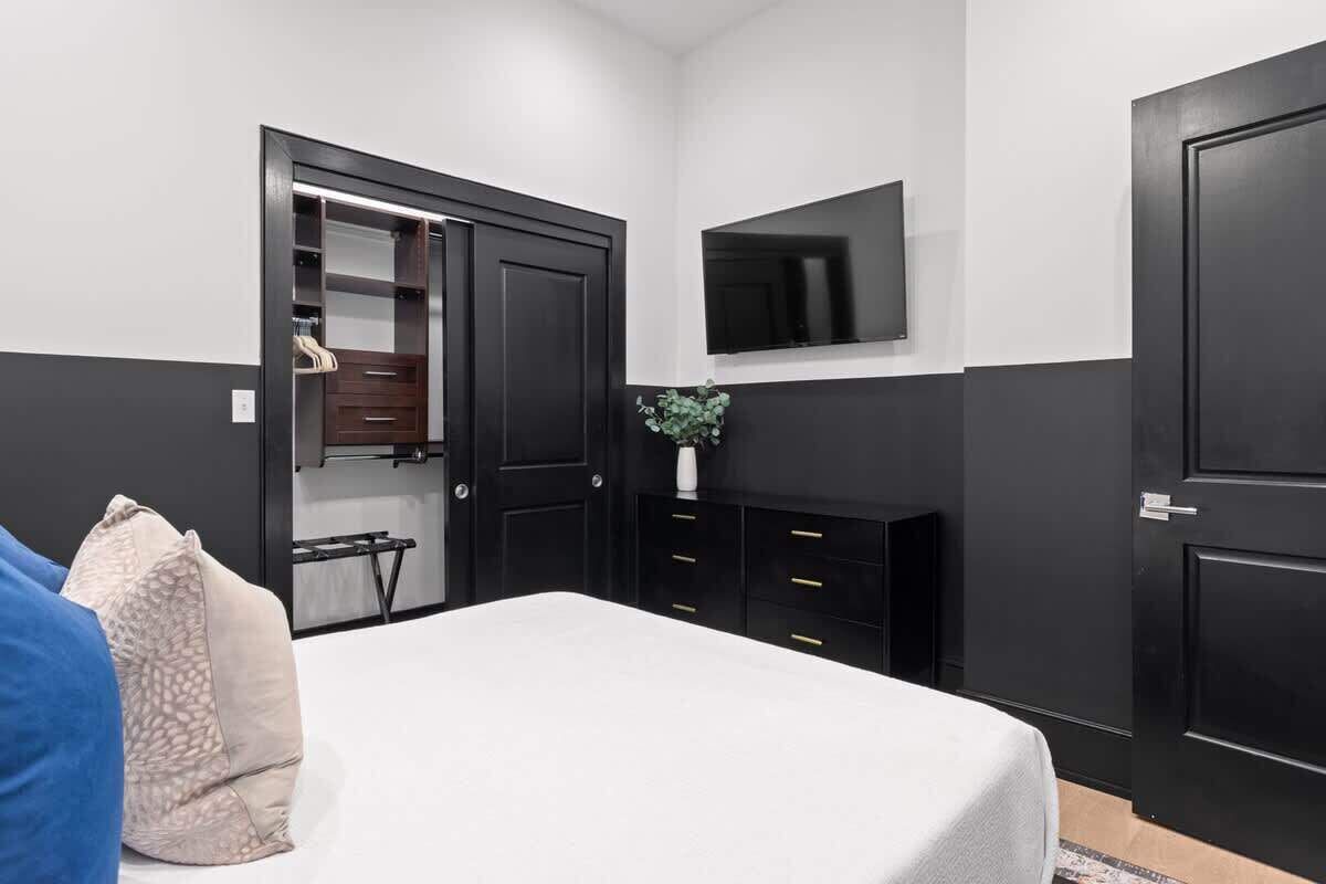 2BR/2BA Rooftop Pool | Gym | Game Room Hotel 1