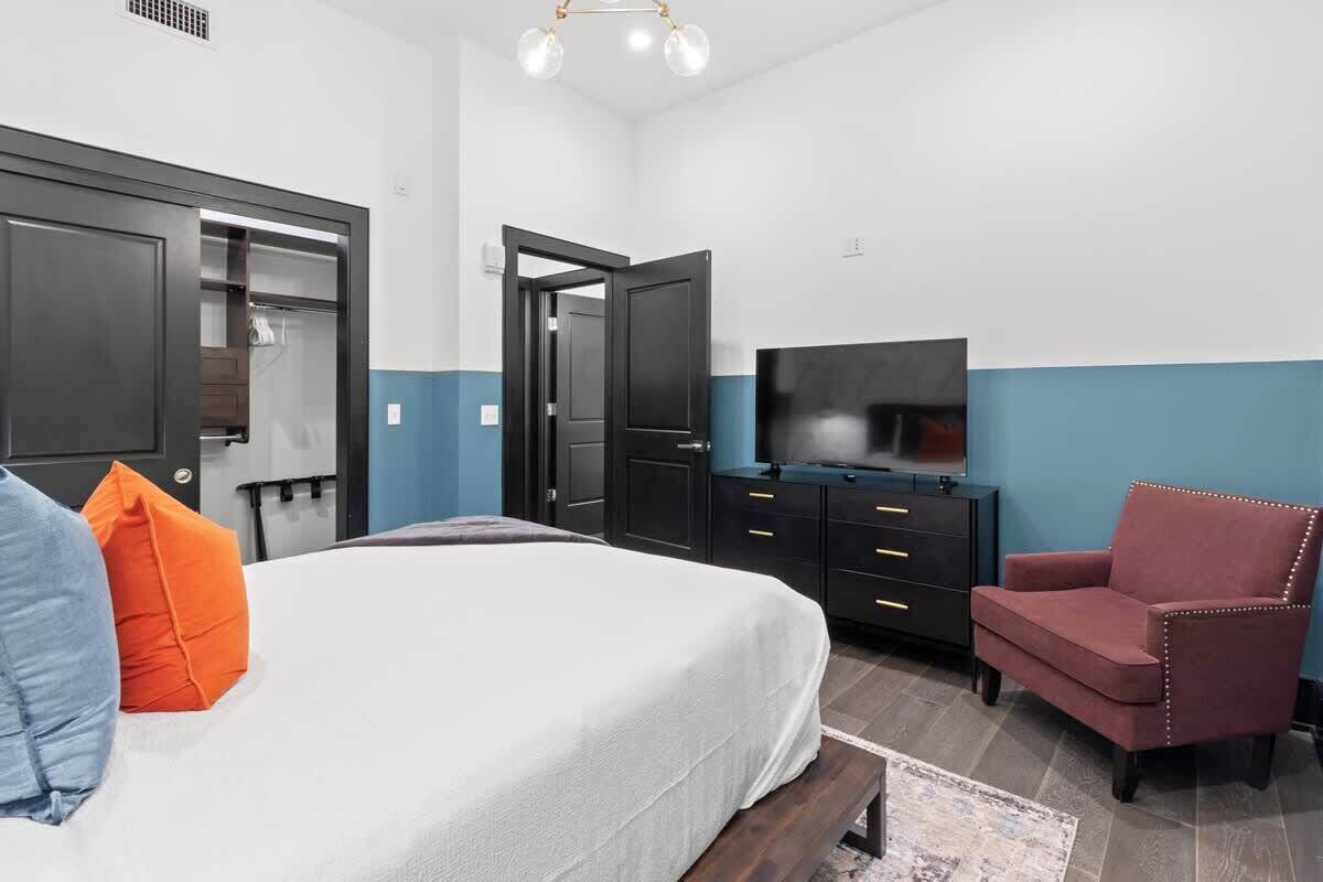 2BR/2BA Downtown Hotel Rooftop Pool 1