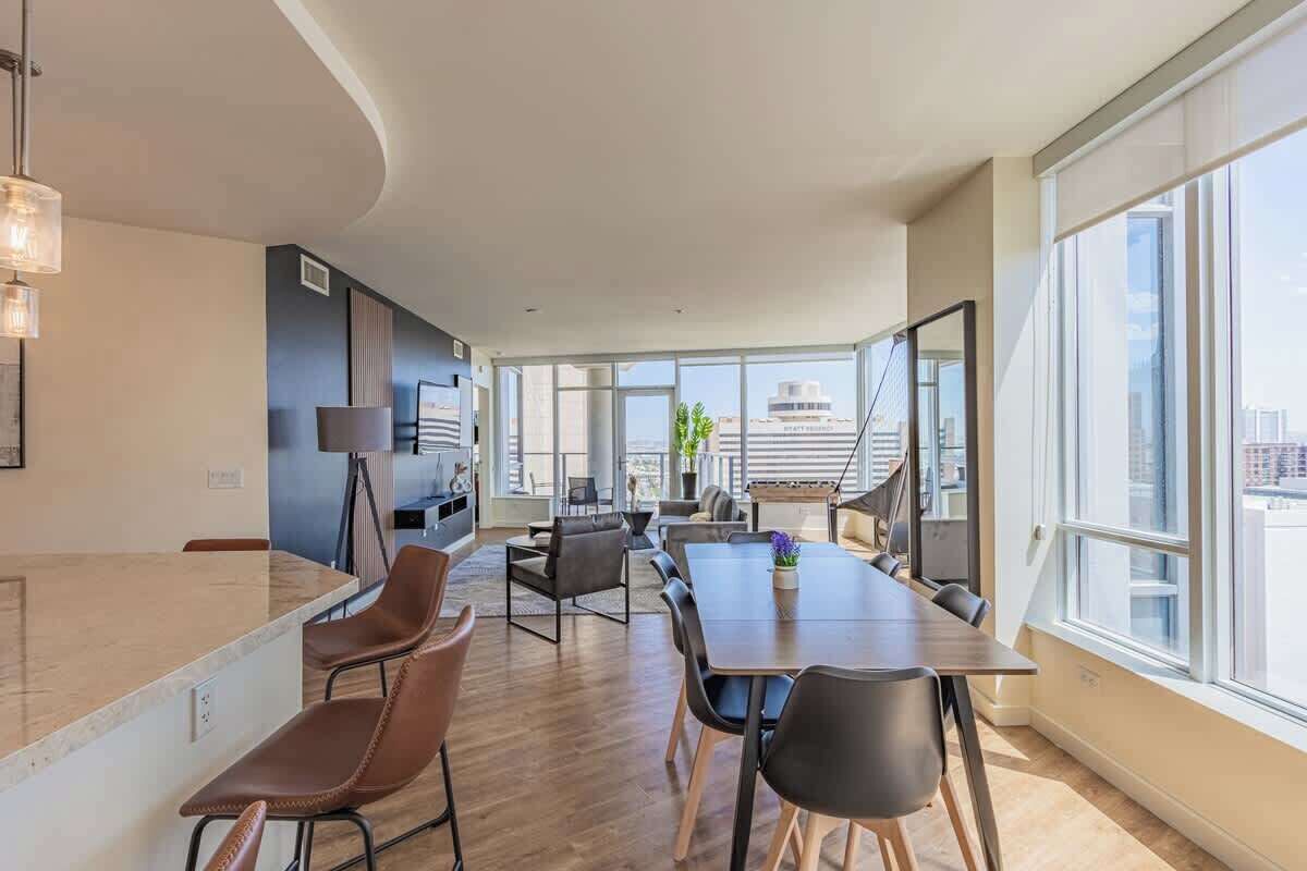 Stadium District Apt| Pool,Gym,Balcony,Parking,WD 1