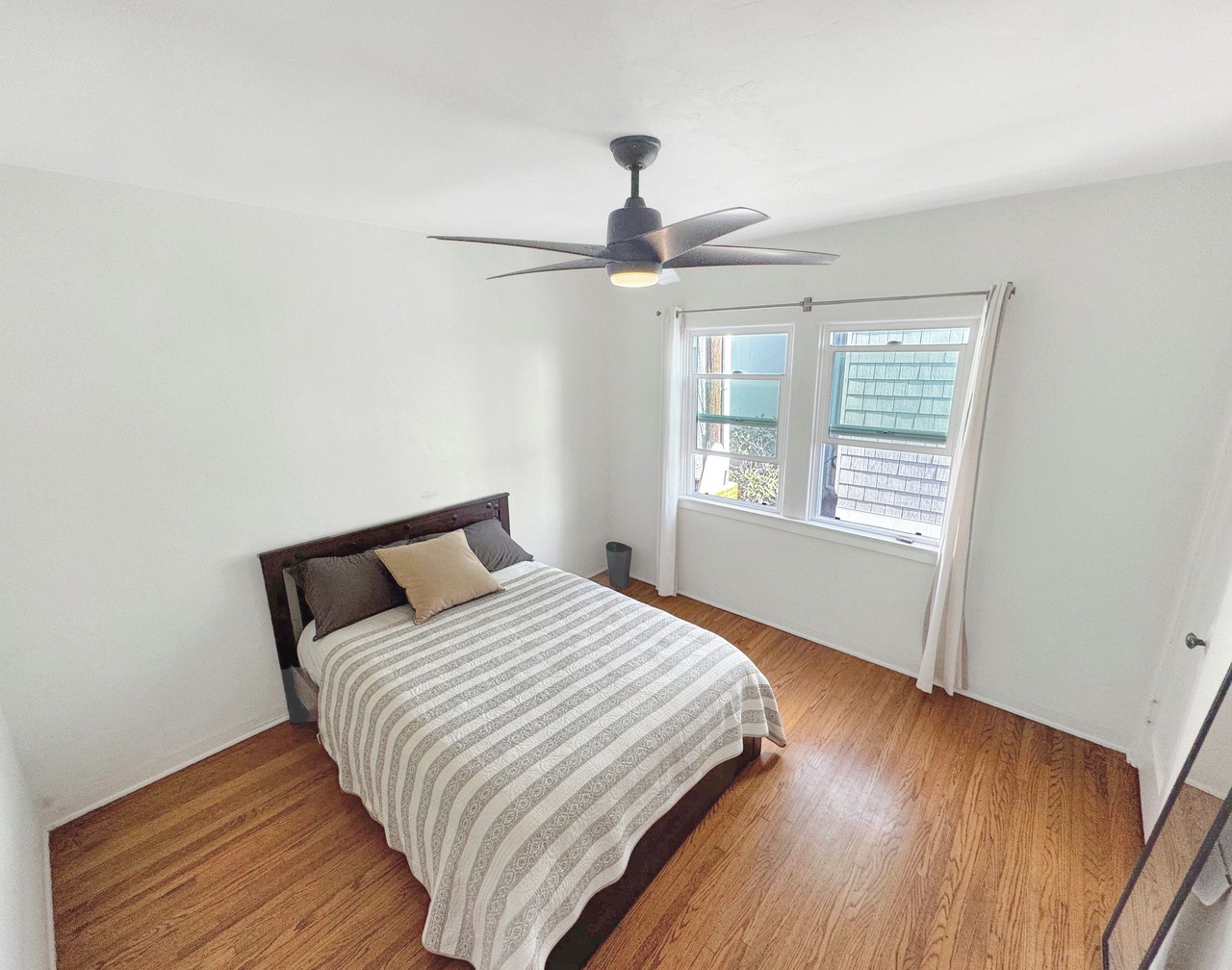 MANHATTAN BEACH Peaceful 2 bedroom steps to the beach 1