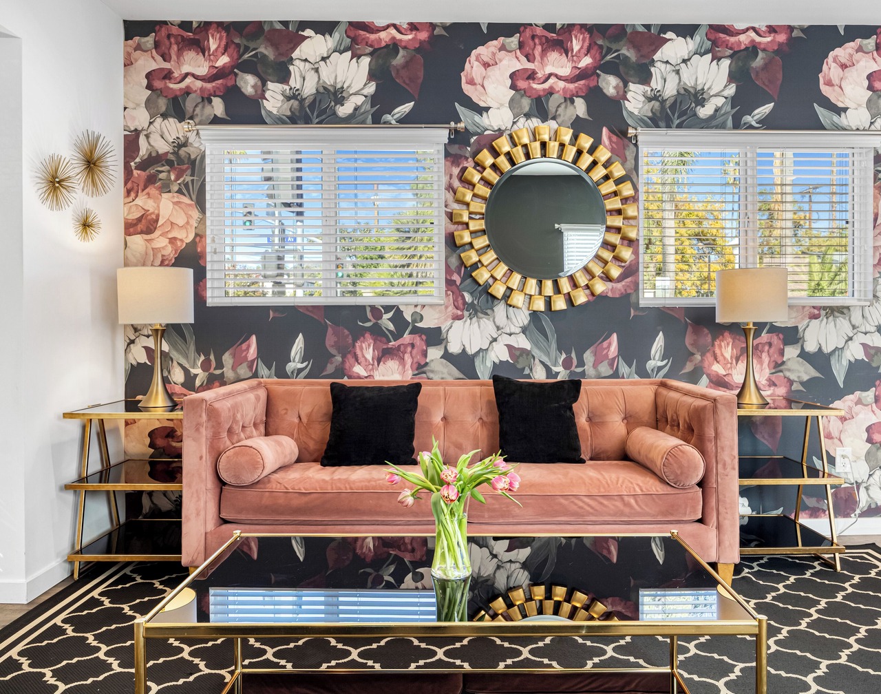 Remodeled 2BDR in Heart of Hollywood w/Courtyard | Art Deco by AvantStay 1