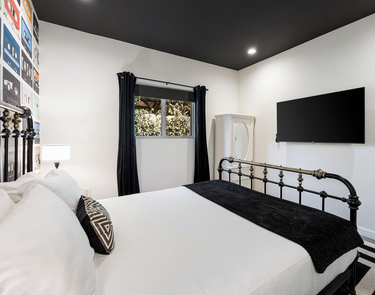 Vibey 2BDR in Prime Hollywood | Steps to Attractions | Rock n Roll by AvantStay 1