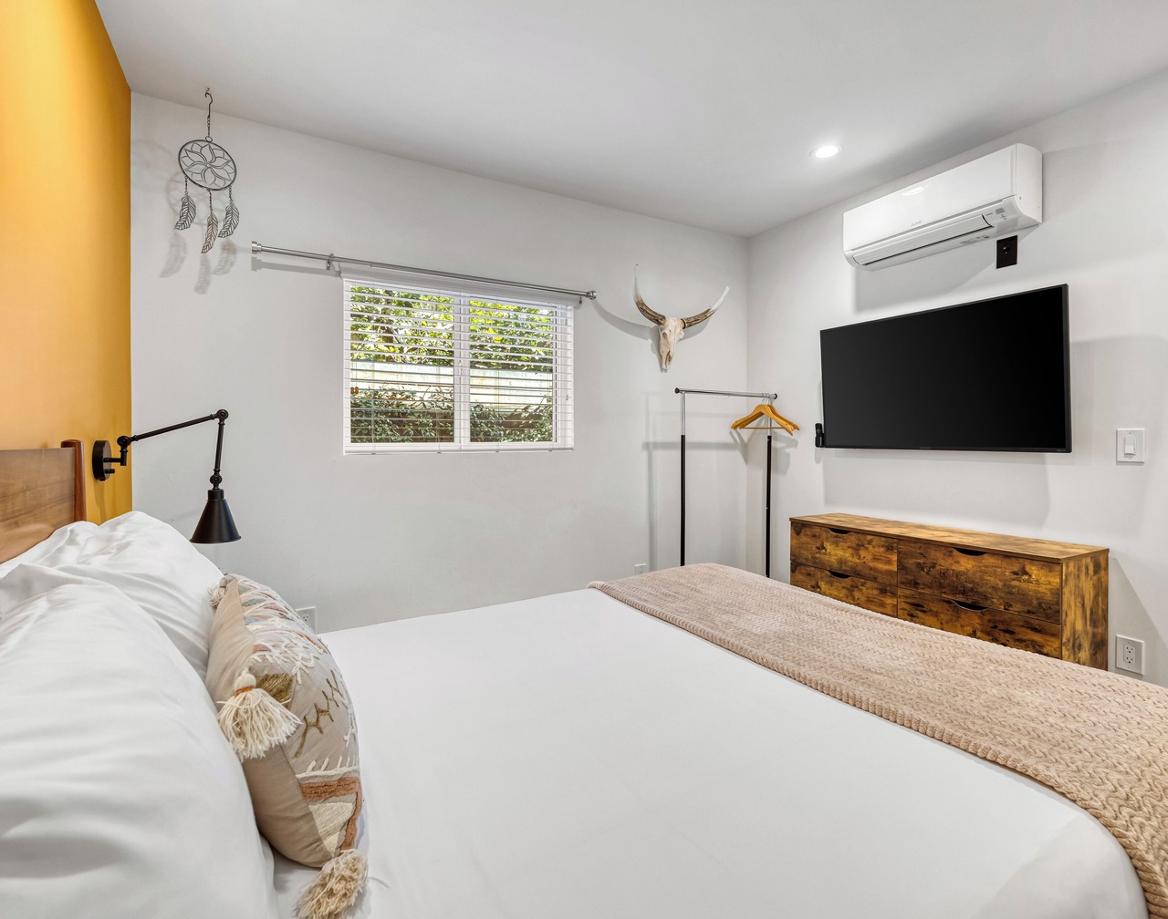 Southwest by AvantStay | Heart of Hollywood | Remodeled 1920s Bungalow 1