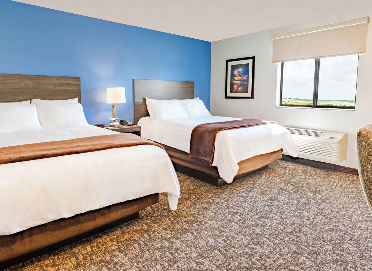 Cozy 2 queen hotel in delightful Huntersville up to 4 people 1