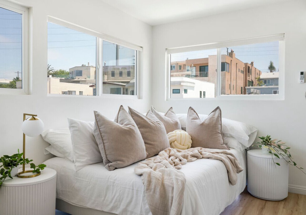 Ocean Views! 3 Mins Walk to Strand&Beach + Parking 1