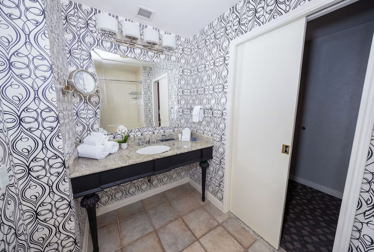 Cozy Room in SF Downtown near Union Square – Modern Amenities & Italian Cuisine 1
