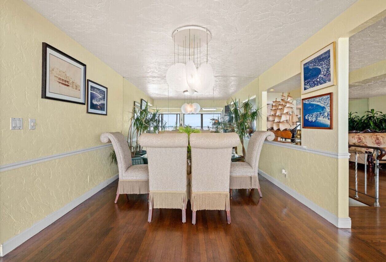 Coastal Charm: Lobster Châto 1