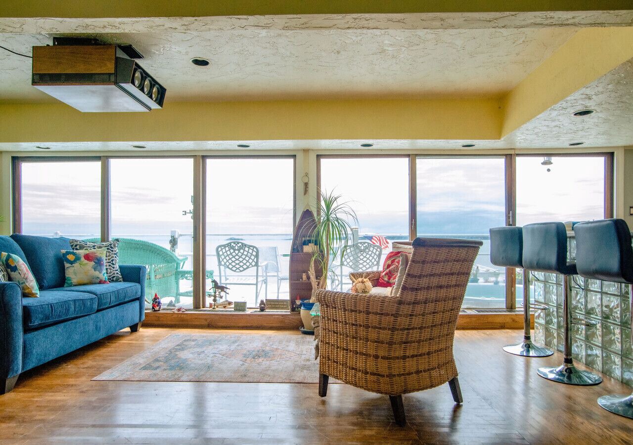 Coastal Charm: Lobster Châto 1